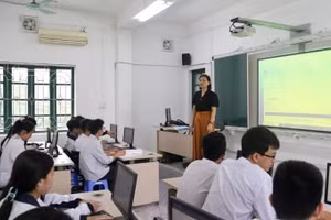 Giáo viên Trường THPT Nguyễn Du (TP Hải Dương) hướng dẫn học sinh lớp 12 đăng ký dự thi tốt nghiệp THPT 2025 tại trường