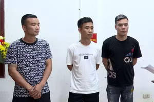 Các bị can (Khuê, Mạnh, Dũng) bị Cơ quan CSĐT Công an tỉnh Hải Dương khởi tố về tội danh Gây rối trật tự công cộng.