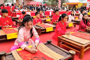 15 học sinh giỏi các cấp bậc học trên địa bàn TP Thuỷ Nguyên khai bút khai bút tại Khu tưởng niệm Trạng nguyên Lê Ích Mộc.