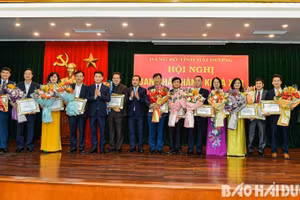 12 cán bộ thuộc quản lý của Tỉnh uỷ Hải Dương xin nghỉ hưu trước tuổi để tạo thuận lợi sắp xếp tổ chức bộ máy nhận bằng khen và hoa chúc mừng của Thường trực Tỉnh uỷ.