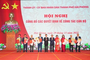 Bí thư Thành ủy Lê Tiến Châu trao Quyết định và tặng hoa cho các cán bộ được nhận nhiệm vụ mới.