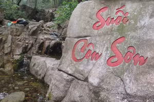 Khi thời tiết không mưa, suối Côn Sơn gần như khô kiệt.