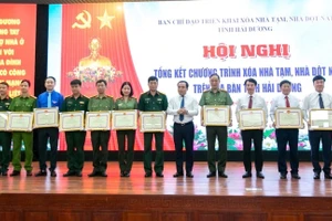 Bí thư Tỉnh uỷ Trần Đức Thắng trao Bằng khen cho các tập thể có thành tích xuất sắc trong triển khai chương trình xoá nhà tạm, nhà dột nát.