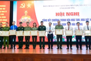 Bí thư Tỉnh uỷ Trần Đức Thắng trao Bằng khen cho các tập thể có thành tích xuất sắc trong triển khai chương trình xoá nhà tạm, nhà dột nát.