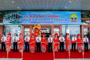 Đại diện lãnh đạo tỉnh Nam Định dự, cắt băng khánh thành Bệnh viện Đa khoa 700 giường bệnh.