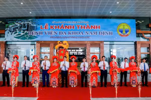Đại diện lãnh đạo tỉnh Nam Định dự, cắt băng khánh thành Bệnh viện Đa khoa 700 giường bệnh.