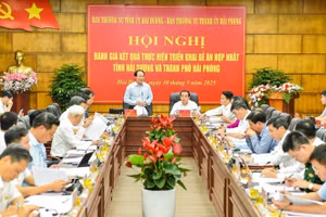 Bí thư Thành uỷ Hải Phòng Lê Tiến Châu và Bí thư Tỉnh uỷ Hải Dương Trần Đức Thắng chủ trì hội nghị.