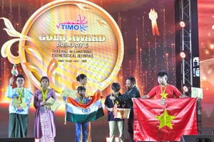 Em Đoàn Tuấn Nghĩa (ngoài cùng bên phải ảnh) giành Huy chương vàng tại Kỳ thi Olympic Toán học Quốc tế TIMO năm 2025 được tổ chức tại Thái Lan.