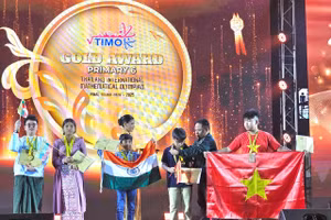 Em Đoàn Tuấn Nghĩa (ngoài cùng bên phải ảnh) giành Huy chương vàng tại Kỳ thi Olympic Toán học Quốc tế TIMO năm 2025 được tổ chức tại Thái Lan.