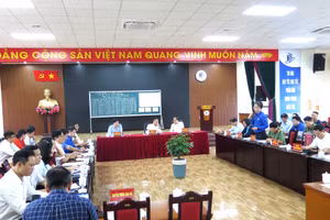 Phó Thủ tướng Lê Thành Long cùng đoàn công tác nghe báo cáo công tác chuẩn bị kỳ thi tốt nghiệp THPT năm 2025 tại TP Hải Phòng.