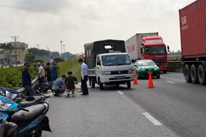 Cơ quan điều tra đang tiến hành khám nghiệm hiện trường vụ tai nạn giao thông trên quốc lộ 5, đoạn qua địa bàn tỉnh Hải Dương để làm rõ nguyên nhân khiến 2 bố con chị Đặng Thị Liên thương vong.