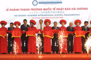 Đại diện lãnh đạo Bộ GD&ĐT, Đại sứ quán Nhật Bản tại Việt Nam, tỉnh Hải Dương... tham gia cắt băng khánh thành trường quốc tế Nhật Bản tại Hải Dương.