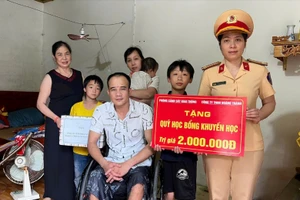 Đại diện lãnh đạo Phòng CSGT (Công an tỉnh Hải Dương) trao học bổng khuyến học cho học sinh có hoàn cảnh khó khăn ở xã Cổ Bì (Bình Giang).