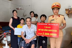 Đại diện lãnh đạo Phòng CSGT (Công an tỉnh Hải Dương) trao học bổng khuyến học cho học sinh có hoàn cảnh khó khăn ở xã Cổ Bì (Bình Giang).