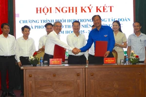 Đại diện lãnh đạo Sở GD&ĐT và Tỉnh đoàn Hưng Yên ký kết chương trình phối hợp trong công tác đoàn và phong trào thanh niên.