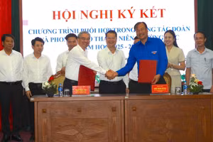 Đại diện lãnh đạo Sở GD&ĐT và Tỉnh đoàn Hưng Yên ký kết chương trình phối hợp trong công tác đoàn và phong trào thanh niên.