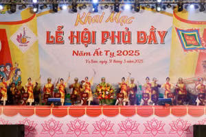 Biểu diễn nghệ thuật tại lễ khai mạc Lễ hội Phủ Dày 2025.
