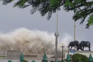 Hoàn lưu bão số 2 kết hợp triều cường khiến biển Đồ Sơn (Hải Phòng) có sóng lớn.