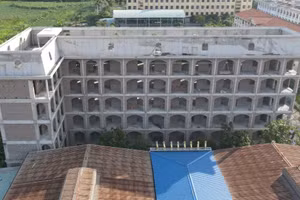 Công trình dãy phòng học 5 tầng được Trường Cao đẳng Bách Nghệ Hải Phòng xây dựng không có giấy phép vừa bị UBND phường Kiến An xử phạt 150 triệu đồng.