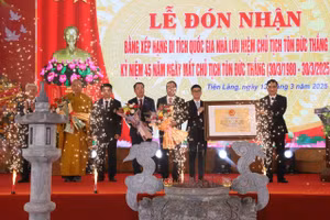 Bằng xếp hạng di tích quốc gia đối với di tích nhà lưu niệm Chủ tịch Tôn Đức Thắng được đại diện Bộ Văn hóa Thể thao và Du lịch trao cho UBND huyện Tiên Lãng (TP Hải Phòng).