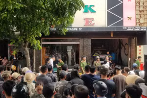 Nhân dân vây kín khu vực quán karaoke Minh Nhật, chứng kiến nhà chức trách đưa thi thể nạn nhân Nguyễn Thành Chung ra khỏi quán sau khi đám cháy được dập tắt.