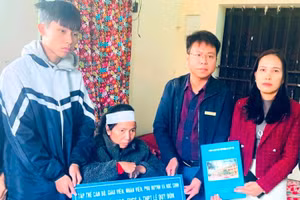 Lãnh đạo Trường Liên cấp Tiểu học, THCS và THPT Lê Quý Đôn trao tặng học sinh Vũ Văn Chiến cùng gia đình 90 triệu đồng