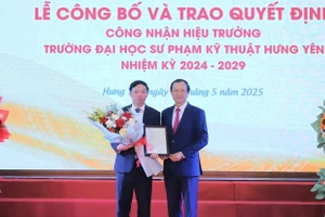 Thứ trưởng Bộ GD&ĐT Phạm Ngọc Thưởng trao quyết định của Bộ trưởng Bộ GD&ĐT cho PGS.TS Bùi Trung Thành.
