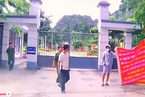 Phạm Văn Trường cùng đồng bọn mang băng rôn đến gây rối trước cổng Trung tâm cai nghiện Gia Minh.