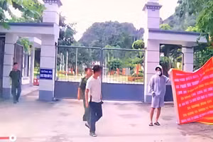 Phạm Văn Trường cùng đồng bọn mang băng rôn đến gây rối trước cổng Trung tâm cai nghiện Gia Minh.