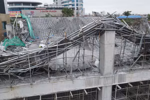 Sập mái tầng 2 của toà nhà ở kết hợp thương mại, 2 công nhân tử vong