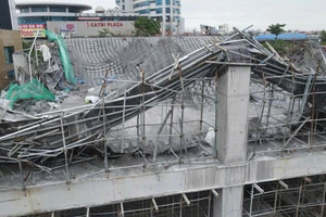 Sập mái tầng 2 của toà nhà ở kết hợp thương mại, 2 công nhân tử vong