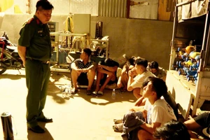 Đại tá Bùi Trung Thành - Phó Giám đốc, Thủ trưởng Cơ quan CSĐT Công an TP Hải Phòng trực tiếp có mặt tại hiện trường chỉ đạo công tác điều tra ổ nhóm buôn bán trái phép "khí cười" do Đào Huy Linh làm chủ.
