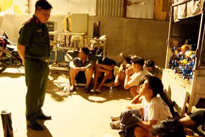 Đại tá Bùi Trung Thành - Phó Giám đốc, Thủ trưởng Cơ quan CSĐT Công an TP Hải Phòng trực tiếp có mặt tại hiện trường chỉ đạo công tác điều tra ổ nhóm buôn bán trái phép "khí cười" do Đào Huy Linh làm chủ.