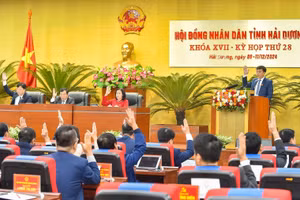 Nghị quyết hỗ trợ hộ nghèo, hộ thoát nghèo được các đại biểu HĐND tỉnh Hải Dương biểu quyết thông qua tại Kỳ họp thứ 28 vào sáng 11/12.