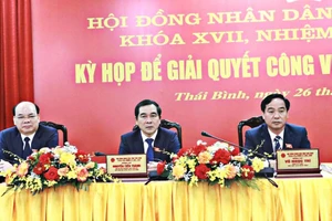 Ông Nguyễn Tiến Thành, Phó Bí thư Thường trực Tỉnh ủy, Chủ tịch HĐND tỉnh Thái Bình (giữa ảnh) điều hành phiên họp.