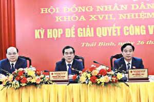 Ông Nguyễn Tiến Thành, Phó Bí thư Thường trực Tỉnh ủy, Chủ tịch HĐND tỉnh Thái Bình (giữa ảnh) điều hành phiên họp.