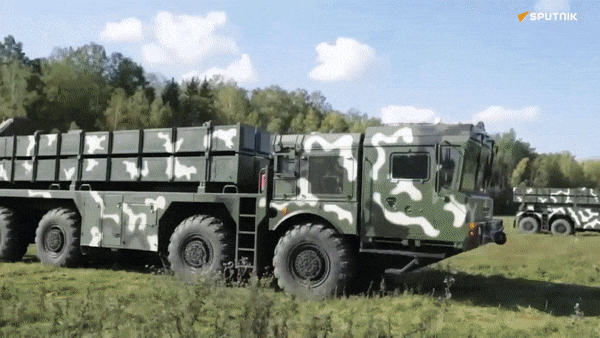 Thông cáo cho biết: "Người đứng đầu nhà nước đã được báo cáo rằng các chuyên gia tên lửa của chúng ta đã bắt đầu kỳ huấn luyện với các vụ phóng hệ thống Polonez-M hiện đại hóa, có tầm bắn và độ chính xác được tăng cường". d-24-854.gif