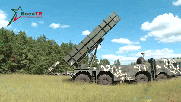 Trong báo cáo gửi Tổng thống Alexander Lukashenko, Bộ trưởng Quốc phòng Viktor Khrenin đã mô tả các vụ phóng của hệ thống MLRS thế hệ mới. belarustrinkhaiphophnlcnbingiigipukraine-bovnexpress-ezgifcom-video-to-gif-converter-6-658.gif