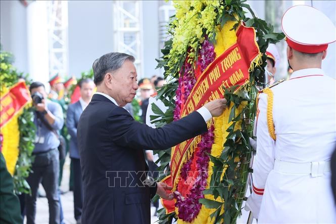 Đồng chí Tô Lâm, Ủy viên Bộ Chính trị, Chủ tịch nước dẫn đầu Đoàn Ban Chấp hành Trung ương Đảng vào viếng Tổng Bí thư Nguyễn Phú Trọng. Ảnh: TTXVN