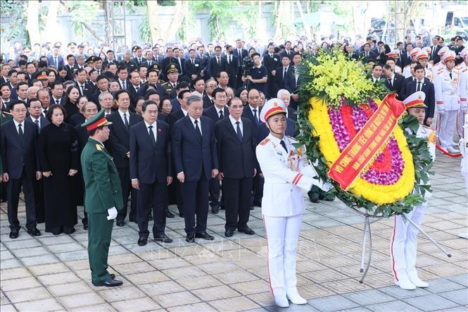 Đoàn Ban Chấp hành Trung ương Đảng Cộng sản Việt Nam do đồng chí Tô Lâm, Ủy viên Bộ Chính trị, Chủ tịch nước làm Trưởng đoàn, chuẩn bị vào viếng Tổng Bí thư Nguyễn Phú Trọng. Ảnh: TTXVN