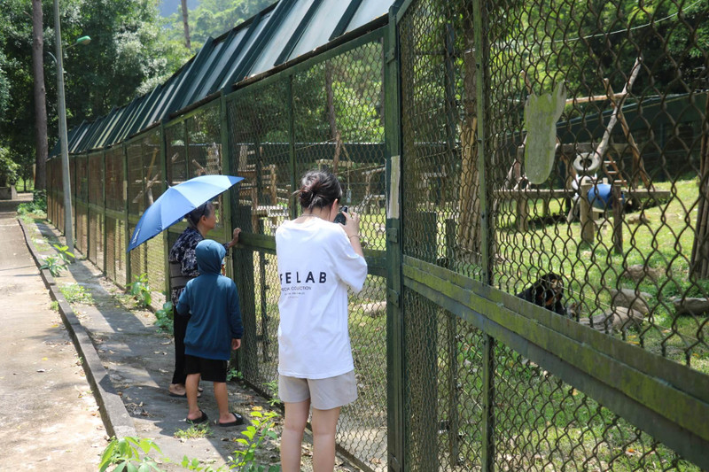 Bác Liên chủ gấu và hai người cháu lên thăm Trung tâm Cứu hộ Gấu Việt Nam nơi Cresent sinh sống từ nay về sau.JPG