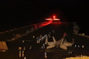 Tiêm kích hạm F/A-18 Super Hornet cất cánh tấn công lực lượng Houthi.