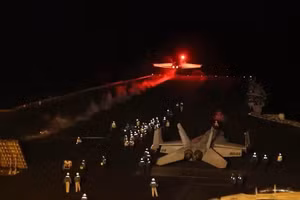 Tiêm kích hạm F/A-18 Super Hornet cất cánh tấn công lực lượng Houthi.