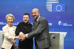 Chủ tịch Ủy ban Châu Âu Ursula von der Leyen, Tổng thống Volodymyr Zelensky và Chủ tịch Hội đồng Châu Âu Charles Michel sau hội nghị thượng đỉnh EU tại Brussels.