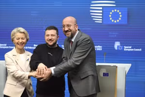 Chủ tịch Ủy ban Châu Âu Ursula von der Leyen, Tổng thống Volodymyr Zelensky và Chủ tịch Hội đồng Châu Âu Charles Michel sau hội nghị thượng đỉnh EU tại Brussels.