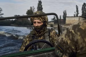 Binh sĩ Ukraine trong một chiến dịch vượt sông Dnieper.