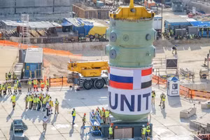 Lò phản ứng do Nga sản xuất đang được lắp đặt vào vị trí thiết kế của nhà máy điện hạt nhân El Dabaa, Ai Cập.