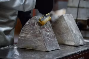 Thanh lithium được sản xuất tại Nhà máy cô đặc hóa chất Novosibirsk ở Nga.