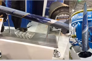 Mô hình tên lửa đạn đạo Grom-2 của Ukraine.