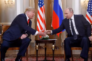 Tổng thống Mỹ Donald Trump và Tổng thống Nga Vladimir Putin bắt tay nhau ở hội nghị thượng đỉnh Hội đồng Bắc Cực tại Phần Lan, ngày 16 tháng 7 năm 2018.